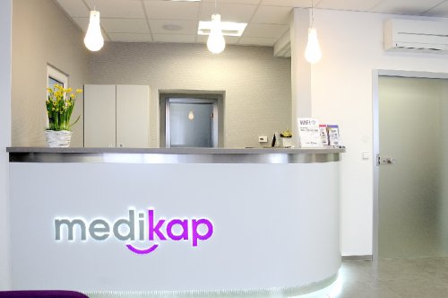 Pro zubní centrum Medikap jsme vytvořili nové logo, 3D světelné logo, samolepky i webové stránky