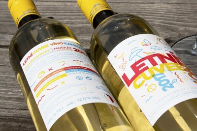 Letní víno se svěží etiketou