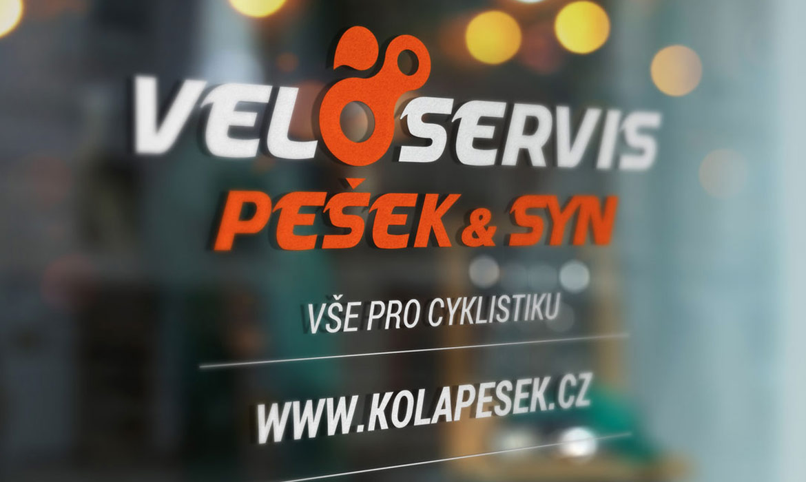 Veloservis Pešek & syn - logo na dveřích